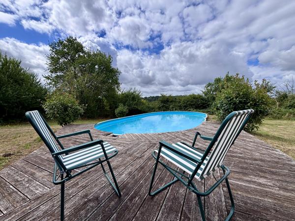 Maison et dépendances au calme, piscine sur 7000 m² de terrain