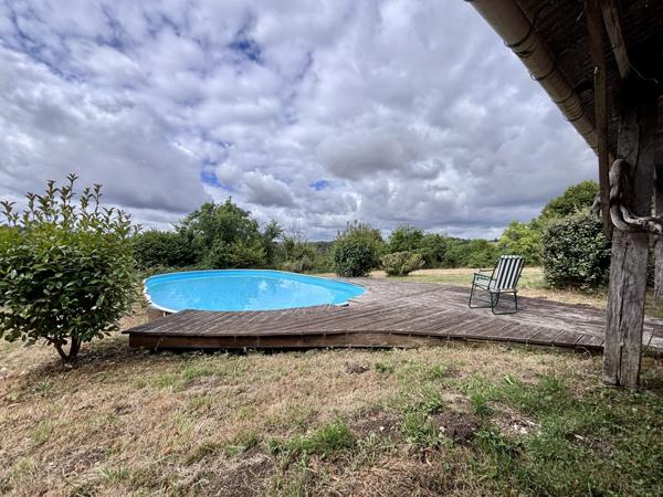 Maison et dépendances au calme, piscine sur 7000 m² de terrain