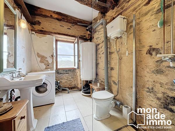 Maison et dépendances au calme, piscine sur 7000 m² de terrain