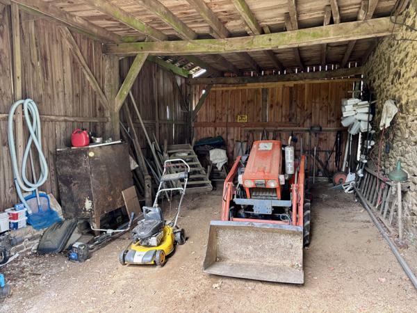 Maison et dépendances au calme, piscine sur 7000 m² de terrain