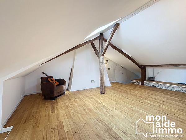 Maison et dépendances au calme, piscine sur 7000 m² de terrain