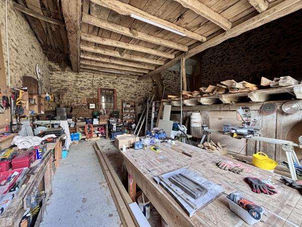 Maison et dépendances au calme, piscine sur 7000 m² de terrain