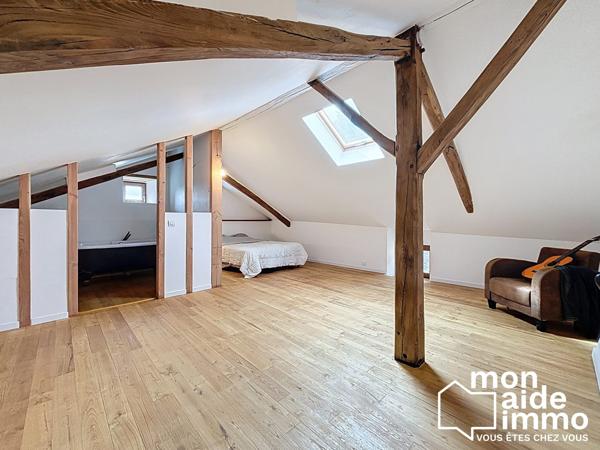 Maison et dépendances au calme, piscine sur 7000 m² de terrain