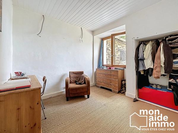 Maison et dépendances au calme, piscine sur 7000 m² de terrain