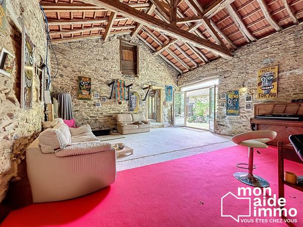 Maison et dépendances au calme, piscine sur 7000 m² de terrain