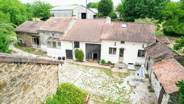Maison et dépendances au calme, piscine sur 7000 m² de terrain