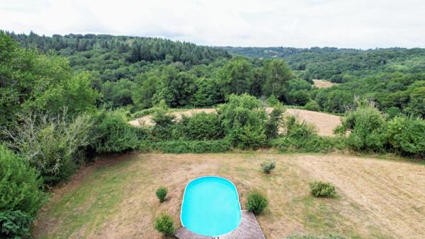 Maison et dépendances au calme, piscine sur 7000 m² de terrain