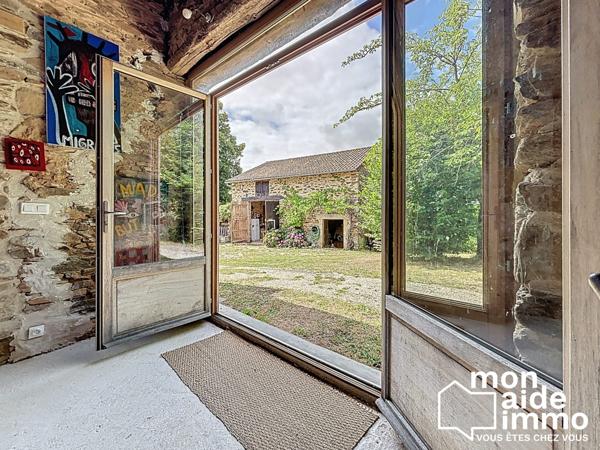 Maison et dépendances au calme, piscine sur 7000 m² de terrain