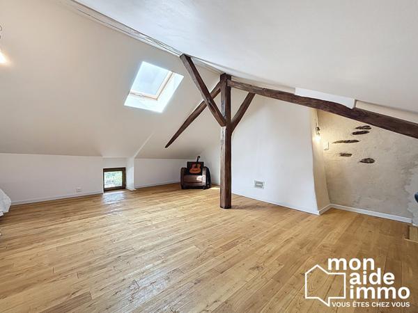 Maison et dépendances au calme, piscine sur 7000 m² de terrain