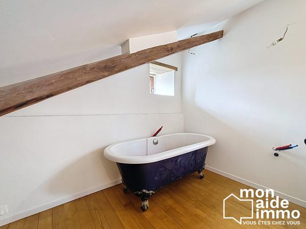 Maison et dépendances au calme, piscine sur 7000 m² de terrain