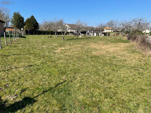 Terrain à Batir à vendre à Rochechouart en Haute-Vienne (87600), ref : 14757/63