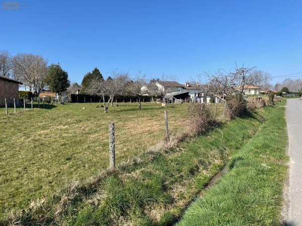 Terrain à Batir à vendre à Rochechouart en Haute-Vienne (87600), ref : 14757/63