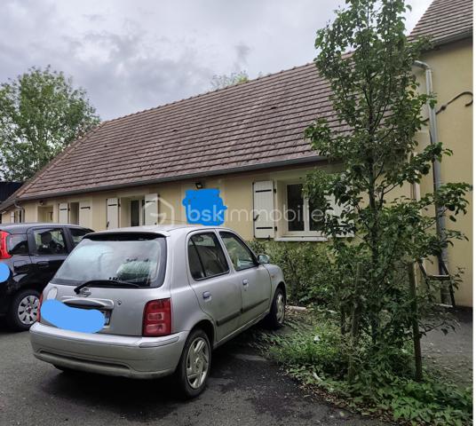 INVESTISSEURS ou PROFESSIONNELS 
Je vous propose sur TOUCY , ce local commercial de 120 m²  de plain pied  avec place de parking proche centre ville .
Refait à neuf , ce local est actuellement  en location  pour un loyer de 780 €uros.
Chauffage électrique.
Fenêtres double vitrage .
Possibilité d'acquérir en plus un atelier attenant de 30 m².