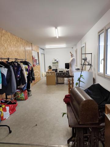 INVESTISSEURS ou PROFESSIONNELS 
Je vous propose sur TOUCY , ce local commercial de 120 m²  de plain pied  avec place de parking proche centre ville .
Refait à neuf , ce local est actuellement  en location  pour un loyer de 780 €uros.
Chauffage électrique.
Fenêtres double vitrage .
Possibilité d'acquérir en plus un atelier attenant de 30 m².