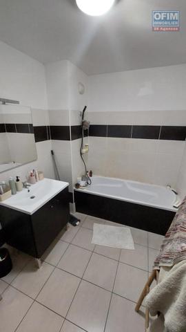 Spécial investisseur : a vendre un appartement T2 Loué au dernier Étage avec une vue Mer et Montagne a Sainte Clotilde