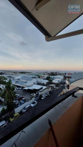 Spécial investisseur : a vendre un appartement T2 Loué au dernier Étage avec une vue Mer et Montagne a Sainte Clotilde