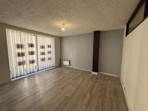 LOCAL PROFESSIONNEL / BUREAUX - 87 M² REZ-DE-CHAUSSÉE SUR RUE