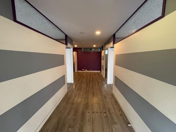 LOCAL PROFESSIONNEL / BUREAUX - 87 M² REZ-DE-CHAUSSÉE SUR RUE