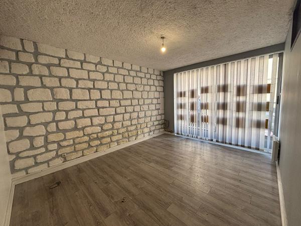 LOCAL PROFESSIONNEL / BUREAUX - 87 M² REZ-DE-CHAUSSÉE SUR RUE