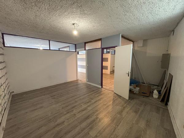 LOCAL PROFESSIONNEL / BUREAUX - 87 M² REZ-DE-CHAUSSÉE SUR RUE