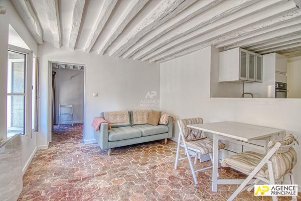 Versailles Saint-Louis appartement 2 pièces 37m² carrez situé au 1er étage d'un immeuble ancien €310 000 ** - Référence 25478