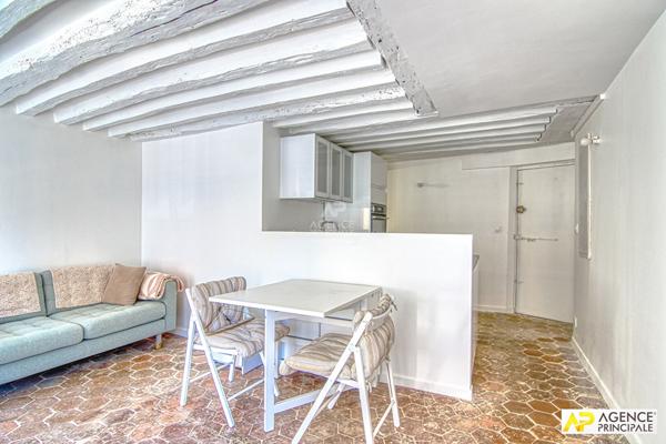 Versailles Saint-Louis appartement 2 pièces 37m² carrez situé au 1er étage d'un immeuble ancien €310 000 ** - Référence 25478