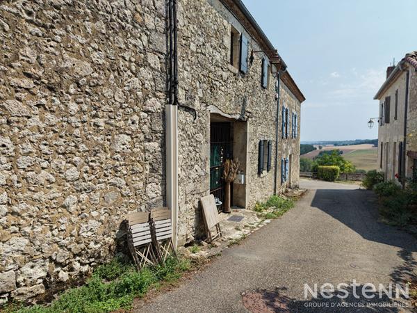 Location maison en pierre de 113 m² à Saint-Mézard avec 3 chambres, bureau et vaste pièce de vie