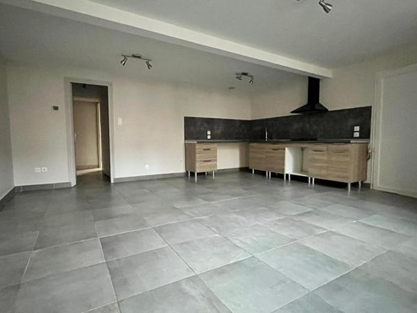 Immeuble Moulins 3 appartements + local 100 m2 + 2 garages + terrain