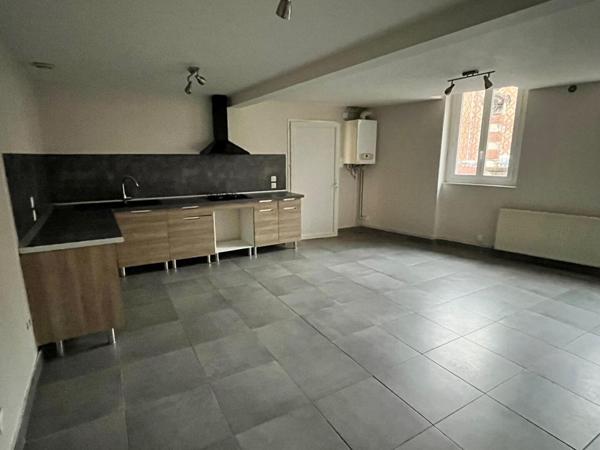 Immeuble Moulins 3 appartements + local 100 m2 + 2 garages + terrain