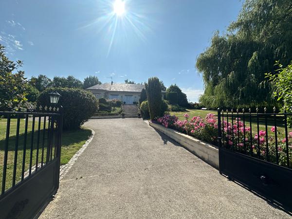 Maison de plain pied Marines 6 pièce(s) 135 m2 / 3 chambres / Sous sol total