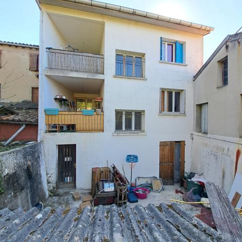 A VENDRE LAROQUE D'OLMES IMMEUBLE AVEC DEUX APPARTEMENTS ET JARDIN