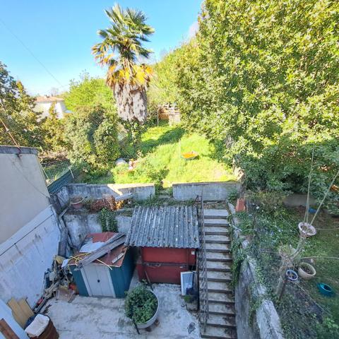 A VENDRE LAROQUE D'OLMES IMMEUBLE AVEC DEUX APPARTEMENTS ET JARDIN