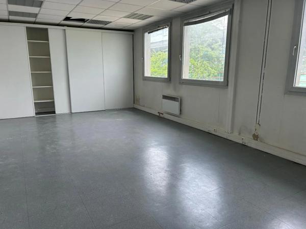 Local professionnel à louer 69.7m²