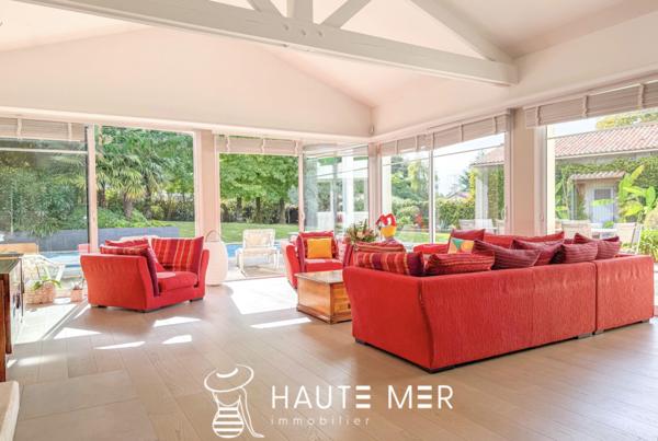 PALAIS – Belle propriété avec maison d’architecte, piscine et dépendances