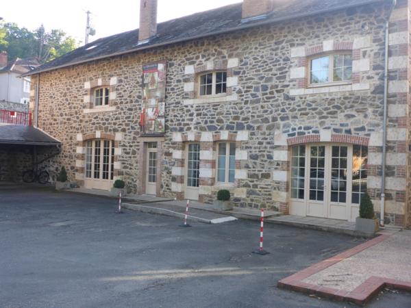 Bureaux de 160 m² à louer sur Pierre Buffière dans un cadre arboré