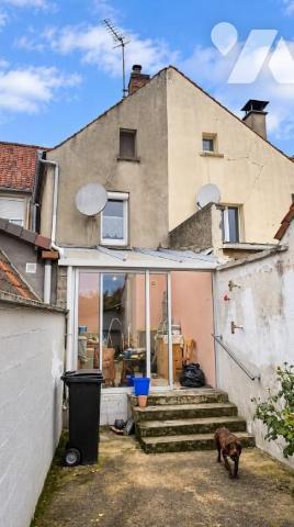 MAISON AVEC COUR ET DÉPENDANCE-MONTREUIL-SUR-MER