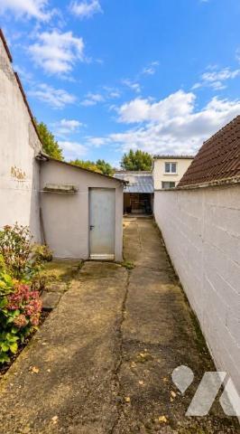 MAISON AVEC COUR ET DÉPENDANCE-MONTREUIL-SUR-MER
