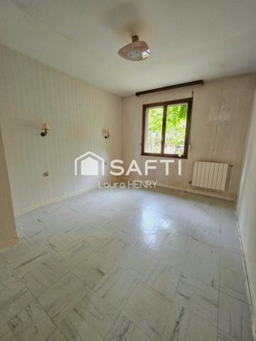 Située dans un quartier calme, maison de 3 chambres avec garage et jardin