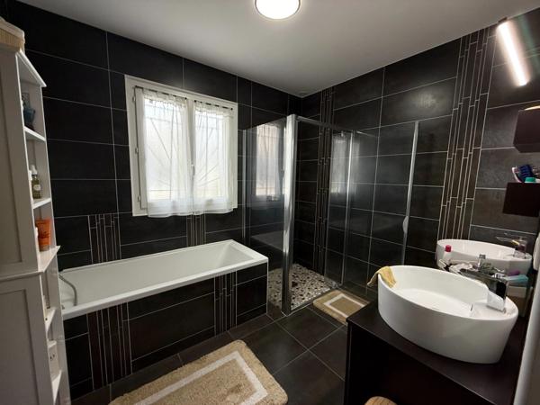 Superbe villa de plain pied avec combles aménageables