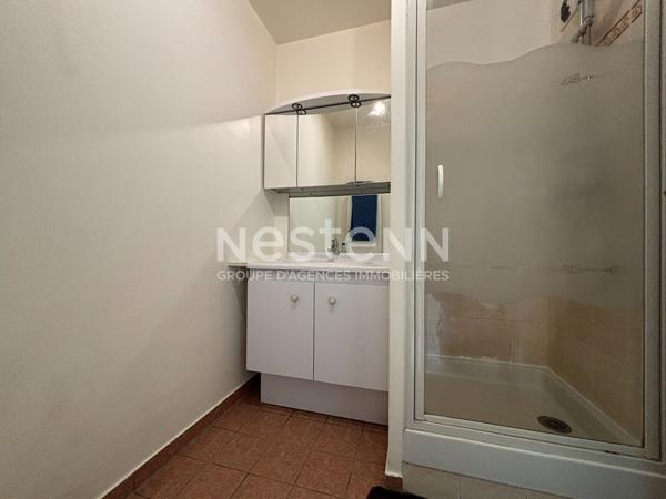 Nestenn Igny  Appartement de 50m², 2 pièces avec balcon, cave et grande place de parking privative, secteur SABLONS avec un accès PMR, proche des commerces de Place de la Ferme, de ligne RER V et des bus, proche des axes routiers A6/N118/A86