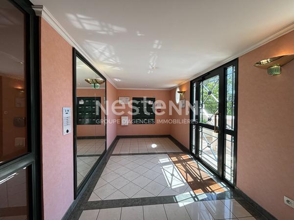 Nestenn Igny  Appartement de 50m², 2 pièces avec balcon, cave et grande place de parking privative, secteur SABLONS avec un accès PMR, proche des commerces de Place de la Ferme, de ligne RER V et des bus, proche des axes routiers A6/N118/A86