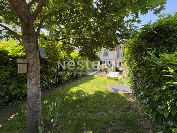 Nestenn Igny  Appartement de 50m², 2 pièces avec balcon, cave et grande place de parking privative, secteur SABLONS avec un accès PMR, proche des commerces de Place de la Ferme, de ligne RER V et des bus, proche des axes routiers A6/N118/A86