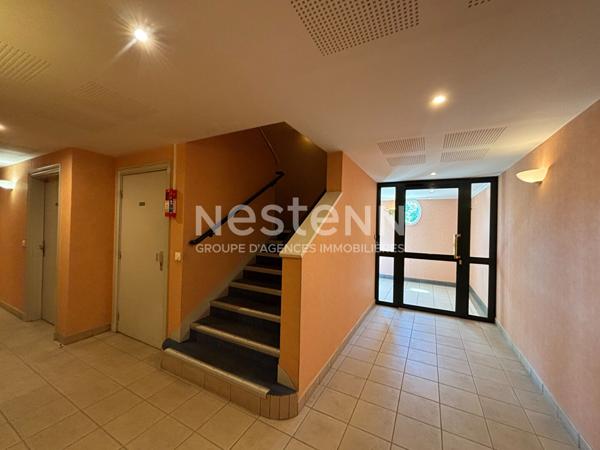Nestenn Igny  Appartement de 50m², 2 pièces avec balcon, cave et grande place de parking privative, secteur SABLONS avec un accès PMR, proche des commerces de Place de la Ferme, de ligne RER V et des bus, proche des axes routiers A6/N118/A86
