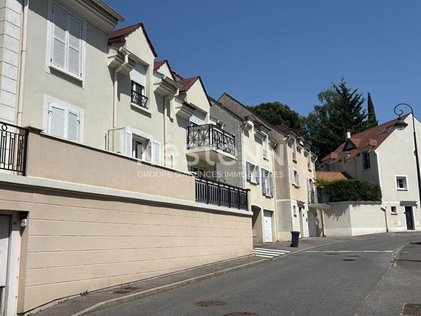 Nestenn Igny  Appartement de 50m², 2 pièces avec balcon, cave et grande place de parking privative, secteur SABLONS avec un accès PMR, proche des commerces de Place de la Ferme, de ligne RER V et des bus, proche des axes routiers A6/N118/A86
