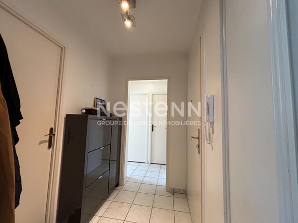 Nestenn Igny  Appartement de 50m², 2 pièces avec balcon, cave et grande place de parking privative, secteur SABLONS avec un accès PMR, proche des commerces de Place de la Ferme, de ligne RER V et des bus, proche des axes routiers A6/N118/A86