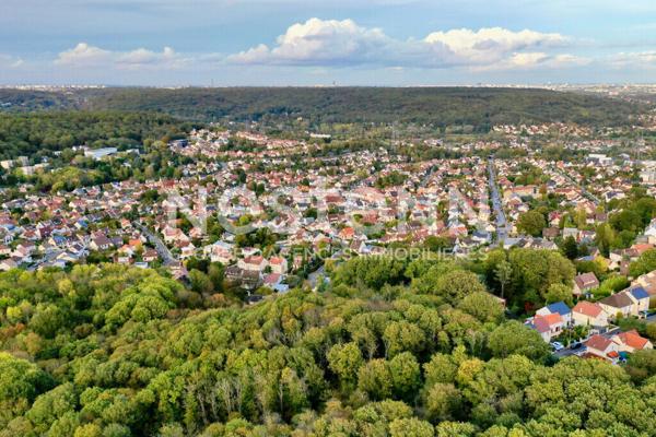 Nestenn Igny  Appartement de 50m², 2 pièces avec balcon, cave et grande place de parking privative, secteur SABLONS avec un accès PMR, proche des commerces de Place de la Ferme, de ligne RER V et des bus, proche des axes routiers A6/N118/A86