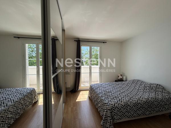 Nestenn Igny  Appartement de 50m², 2 pièces avec balcon, cave et grande place de parking privative, secteur SABLONS avec un accès PMR, proche des commerces de Place de la Ferme, de ligne RER V et des bus, proche des axes routiers A6/N118/A86