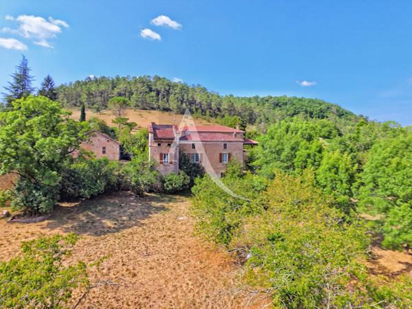 Maison et grange en pierre à rénover