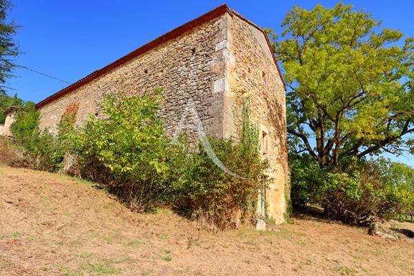 Maison et grange en pierre à rénover