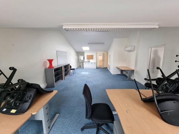 OPPORTUNITÉ RARE – BUREAUX TOUT ÉQUIPÉS PROCHE BD DE L'EUROPE
